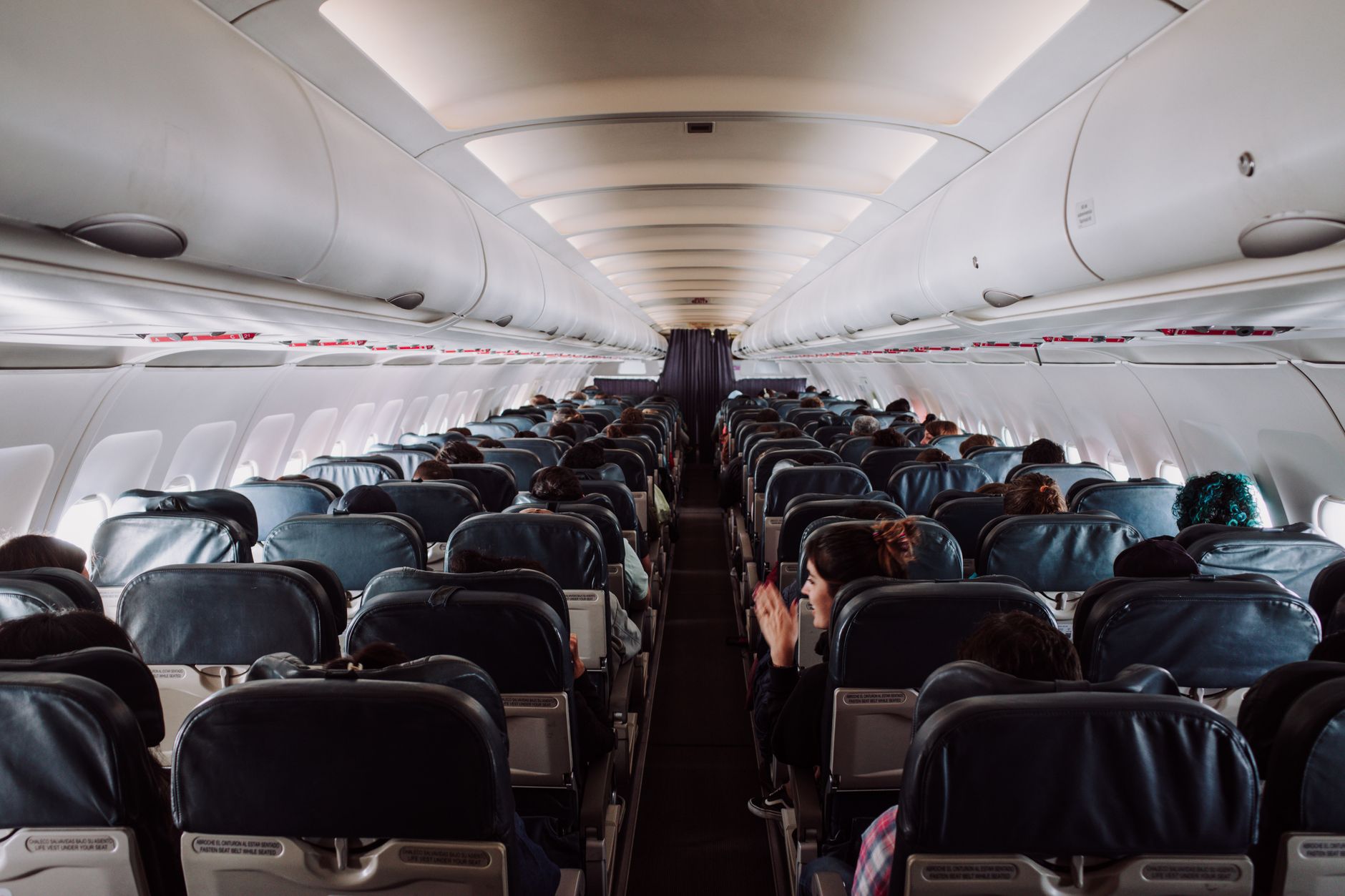 Haos în Washington: peste 200 de pasageri au fost blocați 12 ore într-un avion United Airlines