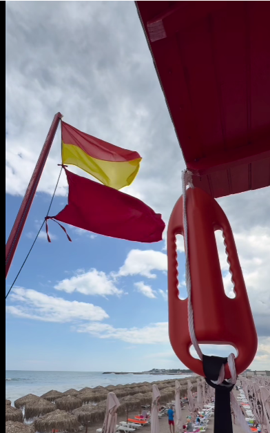 Steagul roșu pe plajele din Eforie: Scăldatul este interzis din cauza curenților puternici