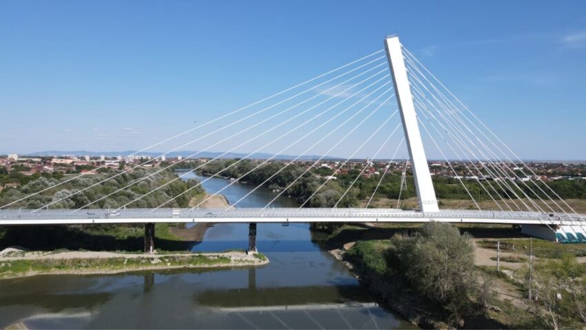 Probleme la noul pod hobanat din Arad: tartanul de pe trotuare și pista de biciclete s-a desprins