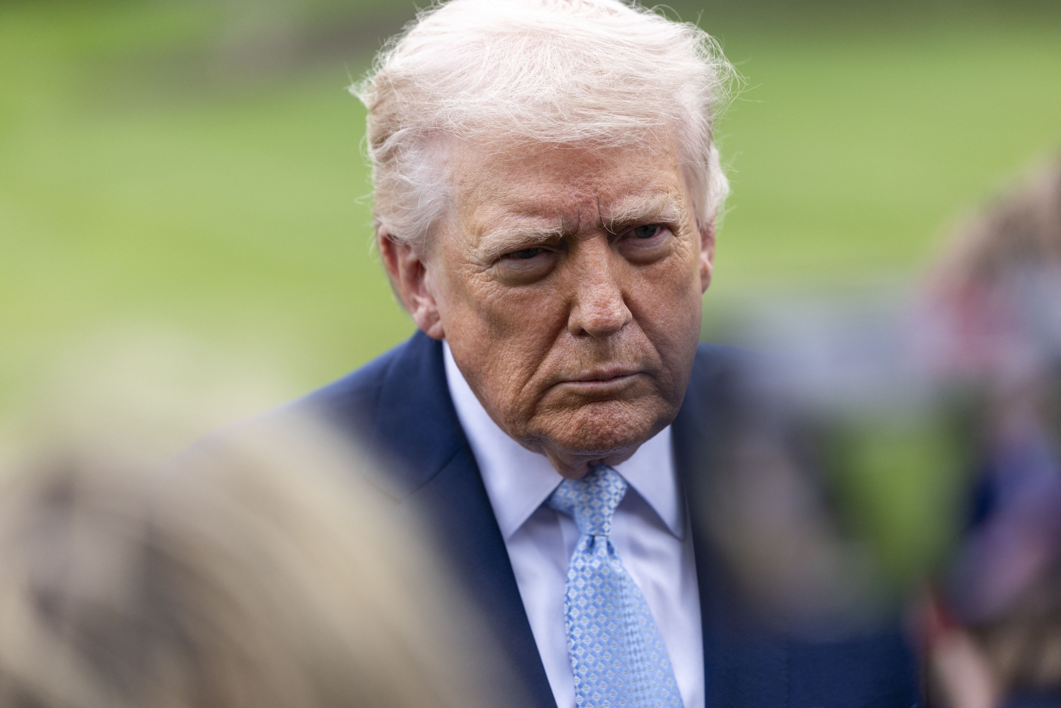 Donald Trump susține că o amenințare a motivat retragerea bombardierelor americane din Marea Britanie