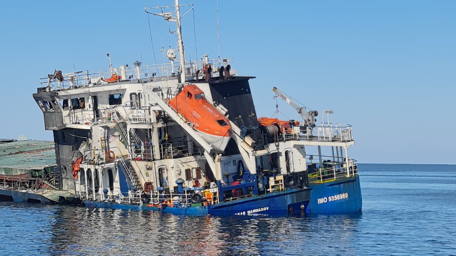 Tragedie în Marea Neagră: 11 marinari au fost transportați la spital după ce o navă a fost lovită de drone