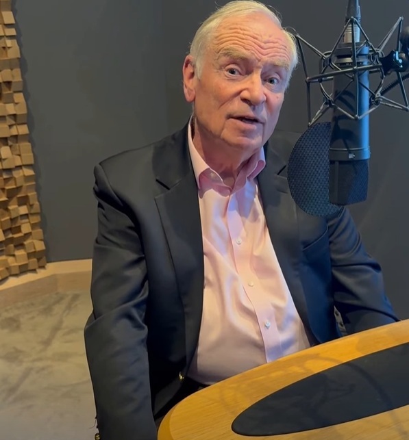 A murit Jeffrey Archer, romancierul britanic de succes și fostul politician implicat în scandaluri judiciare
