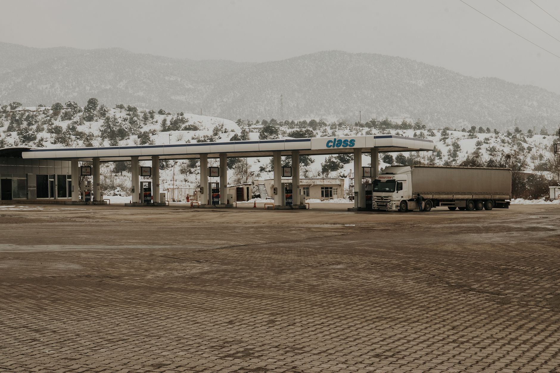Accident grav la Călimănești: Un camion frigorific s-a izbit într-o stație de carburanți pe Valea Oltului