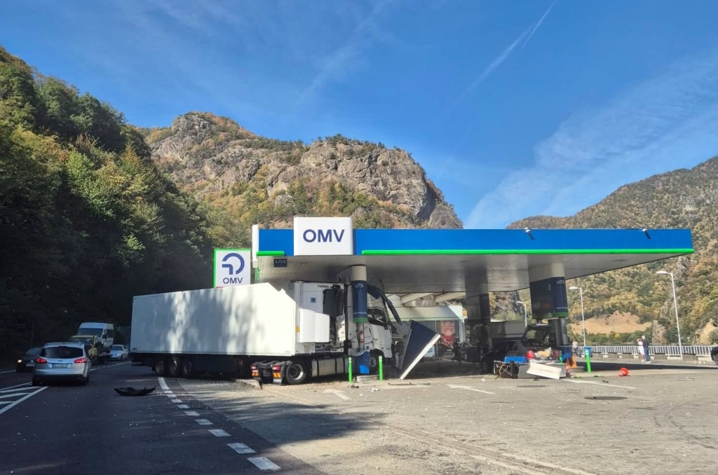 Accident grav pe Valea Oltului: Un tir a intrat într-o benzinărie din Călimănești, traficul este blocat