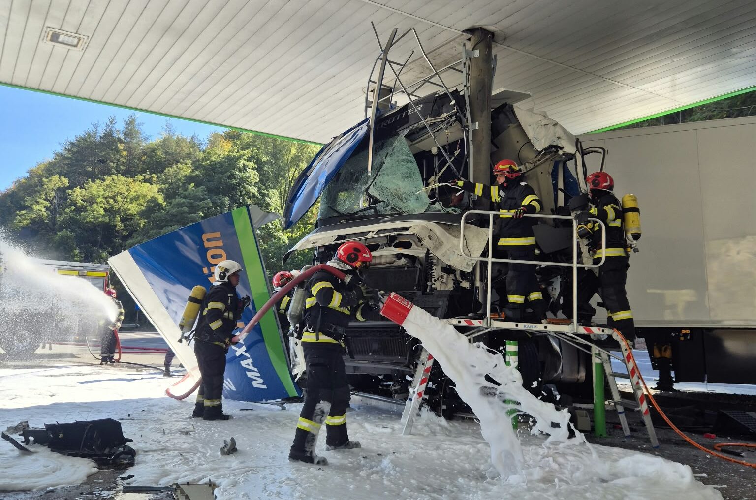 Accident grav pe Valea Oltului: Un TIR a intrat într-o stație de benzină din Călimănești