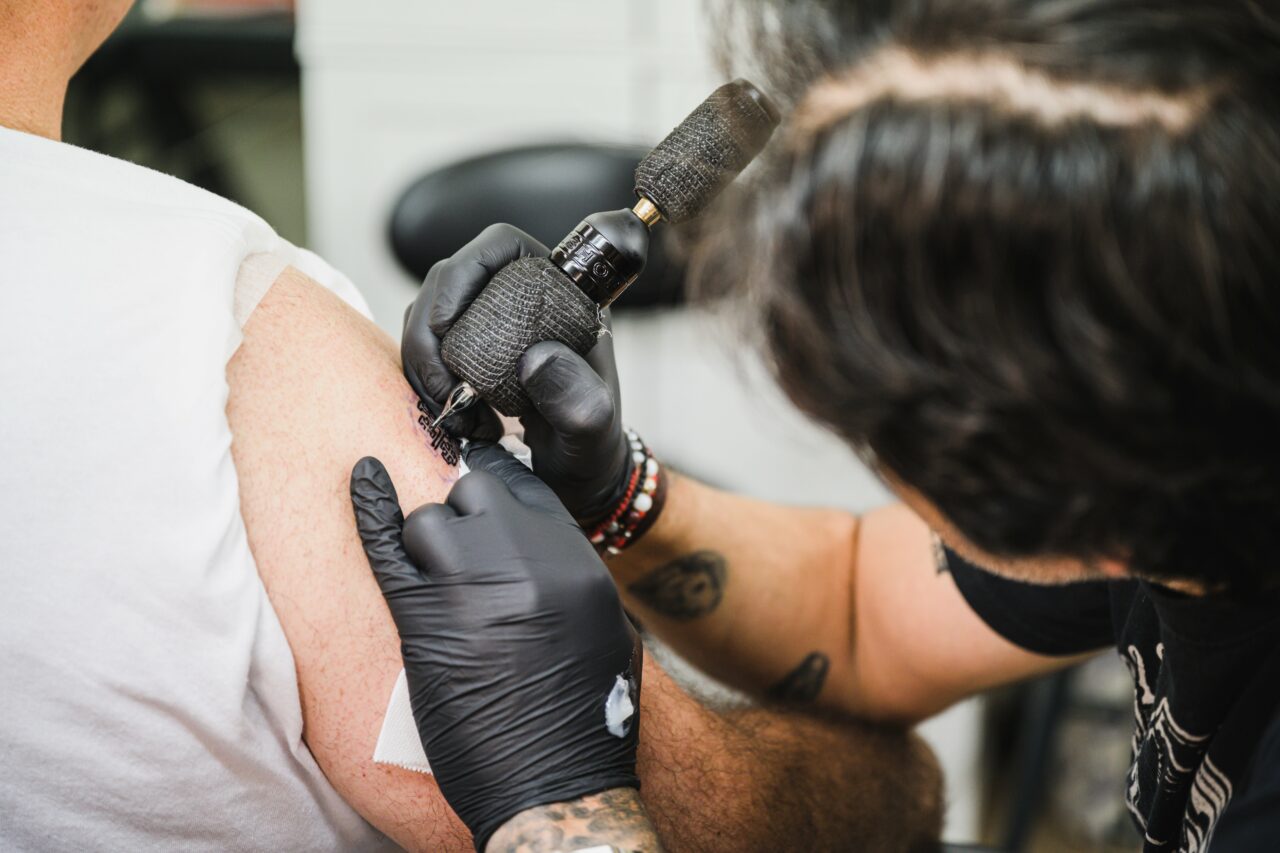 Administrator de salon de tatuaje din Constanța este acuzată că a practicat chirurgia estetică fără drept