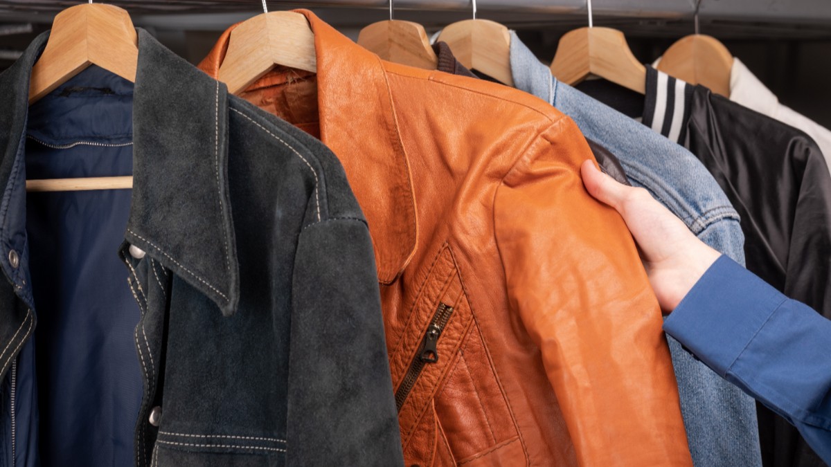 Un tânăr a lăsat marketingul pentru vânzarea de haine second-hand și câștigă 12.000 de euro lunar