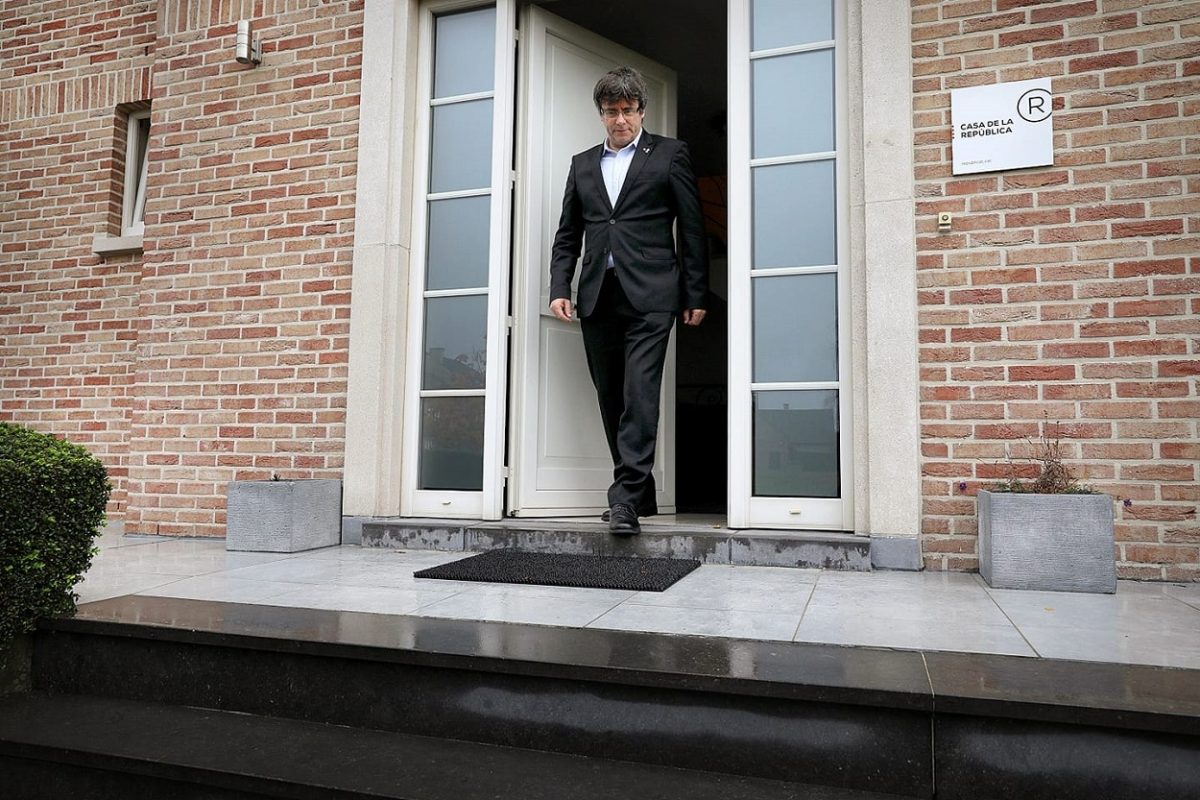Curtea Supremă din Spania anulează mandatul de arestare împotriva lui Carles Puigdemont