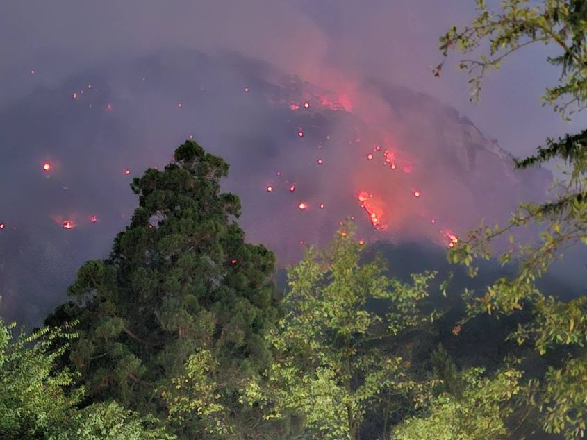 Incendiul din Domogled continuă de peste o lună; la Băile Herculane s-a organizat o procesiune pentru ploaie