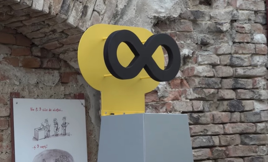Primul Monument al Prostiei din lume a fost dezveluit la Brăila de caricaturistul Costel Pătrășcan