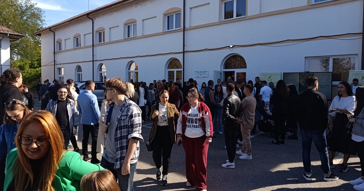 Tot mai mulți studenți aleg facultățile de lângă casă. Avantajele financiare și proximitatea sunt principalele motive
