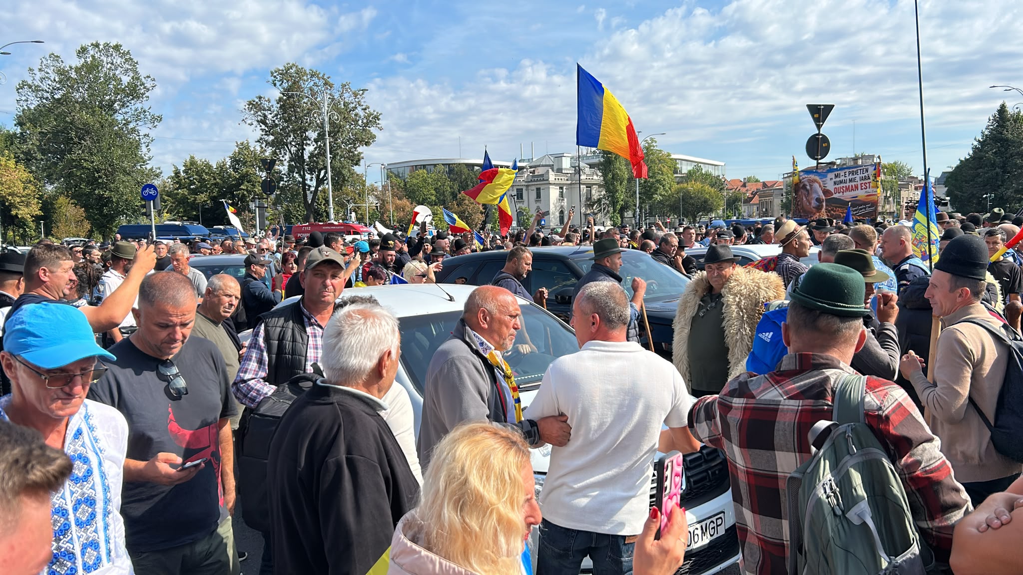 Manifestația fermierilor din fața Guvernului a degenerat în confruntări violente cu jandarmii