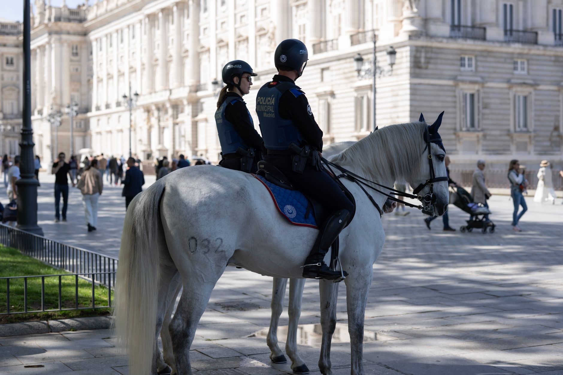 Incident violent în fața Palatului Regal din Stockholm: un bărbat înarmat a fost împușcat de poliție