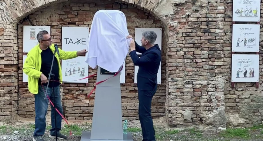 Un monument al prostiei a fost inaugurat la Brăila, realizat de caricaturistul Costel Pătrășcan