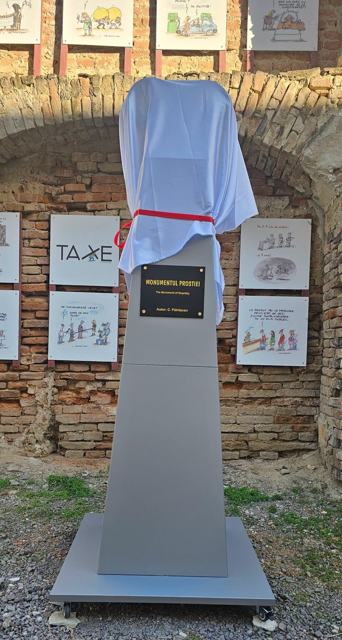 A fost inaugurat primul Monument al Prostiei din lume, în Brăila. Ce simbolizează lucrarea satirică