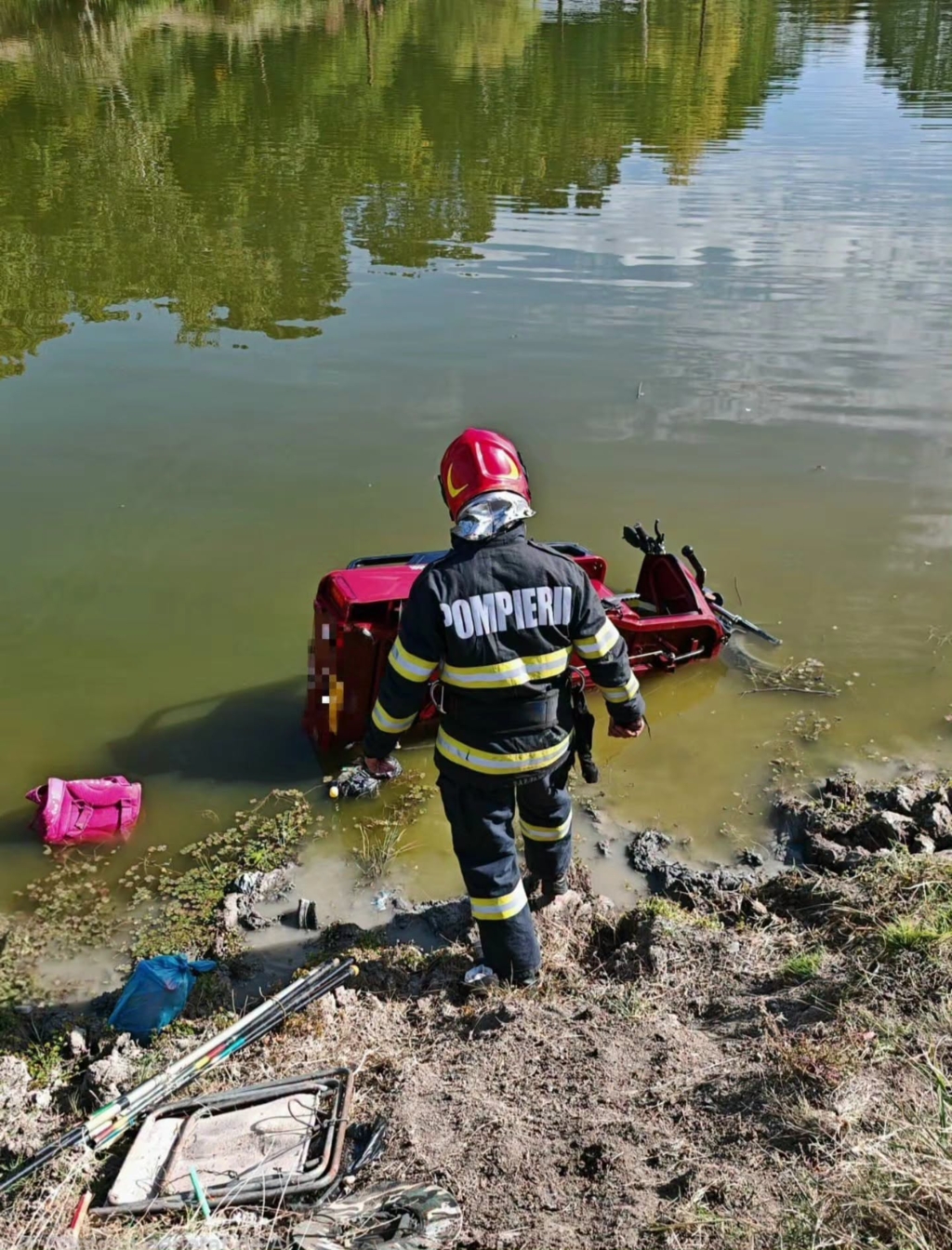 Accident neobișnuit în Giurgiu: Doi pensionari s-au răsturnat cu tricicleta electrică într-un canal de irigații