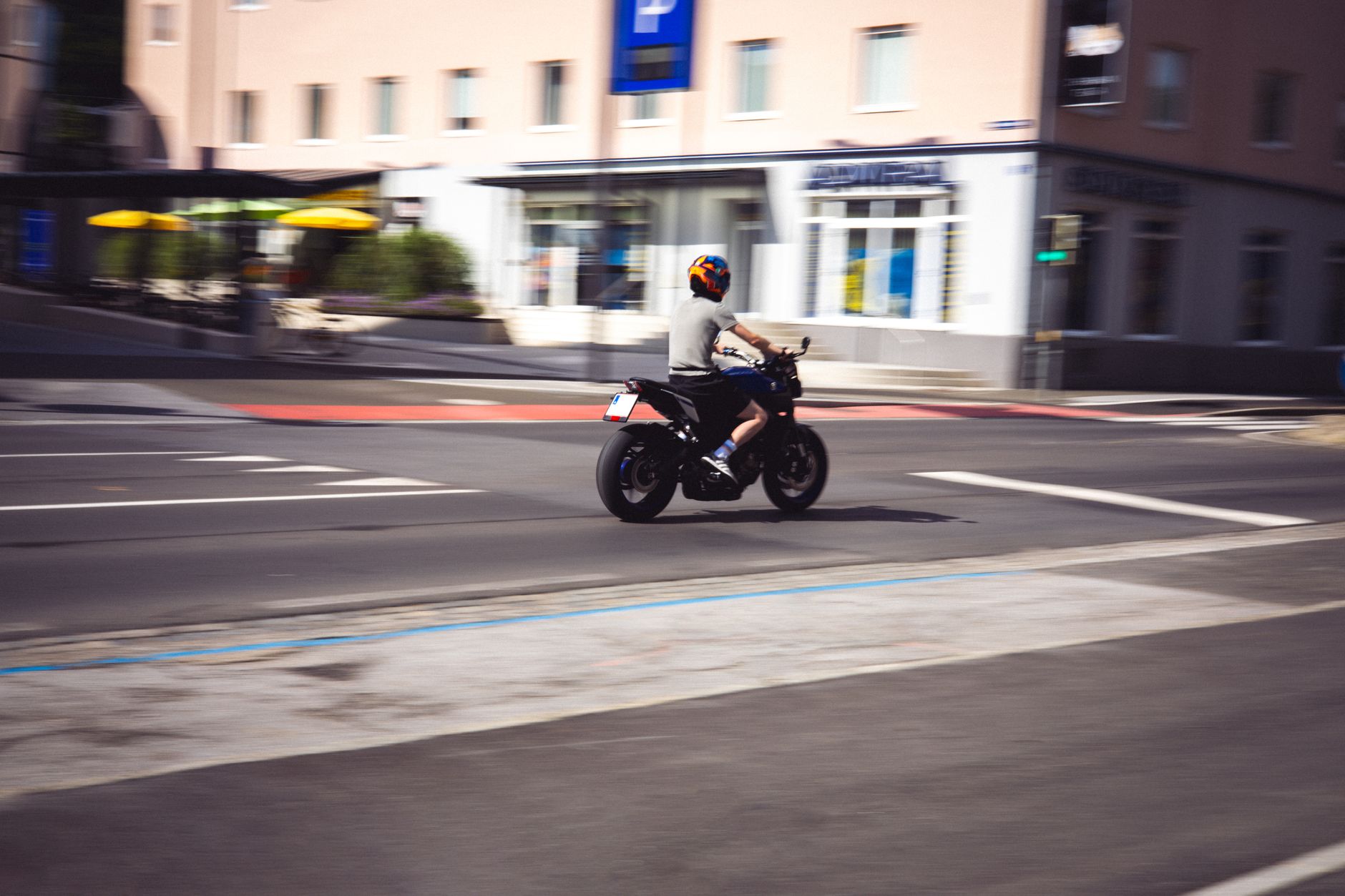 Noi reguli pentru motociclete și mopede: pot circula pe benzile de autobuz și pot staționa pe trotuar