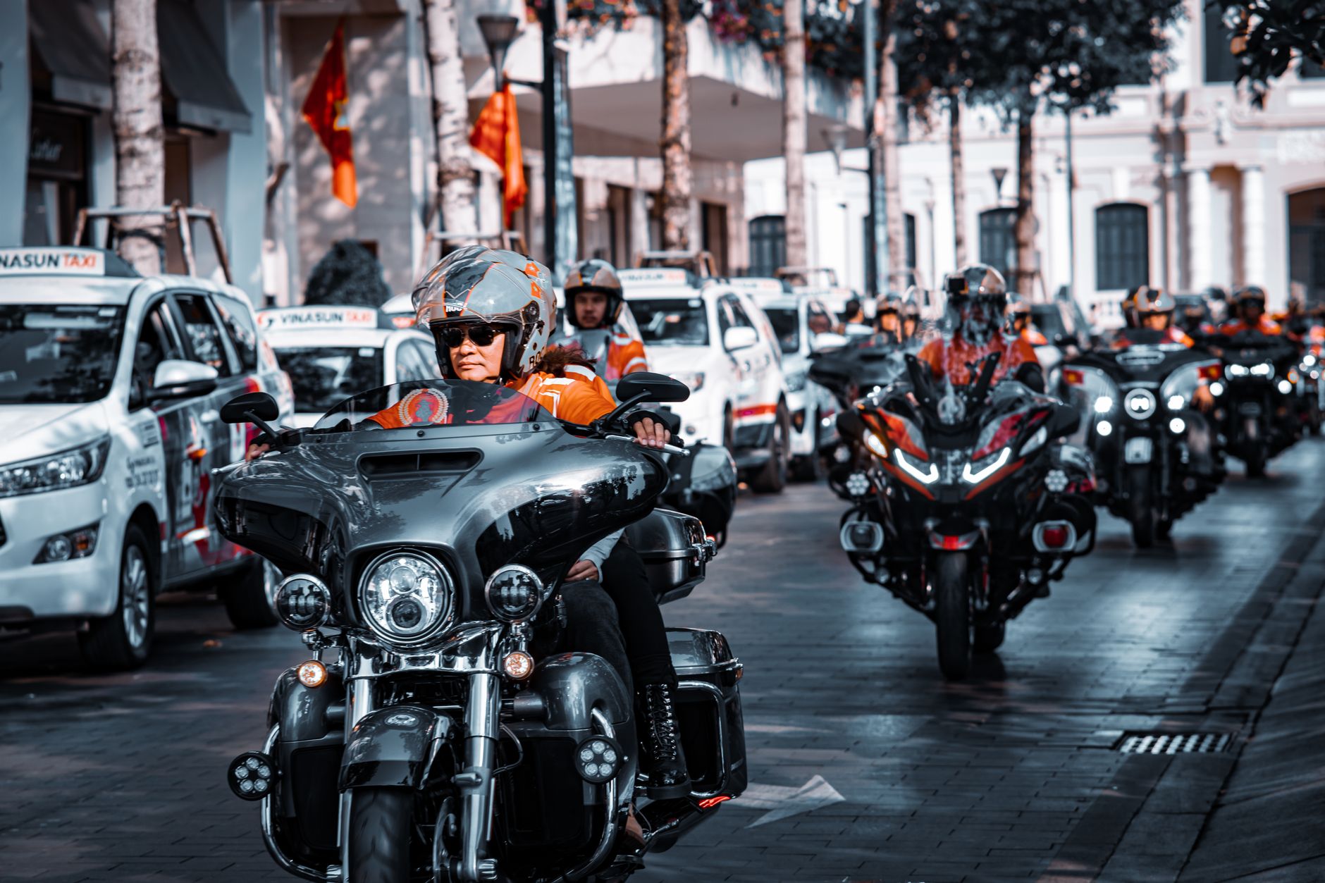 Motocicliștii vor putea folosi benzile de transport în comun. Parlamentul a adoptat noi reguli