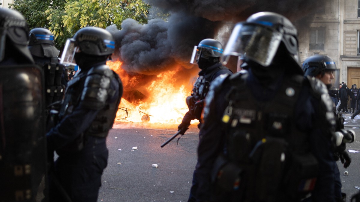 Franța suspendă utilizarea grenadelor de zgomot în timpul protestelor elevilor
