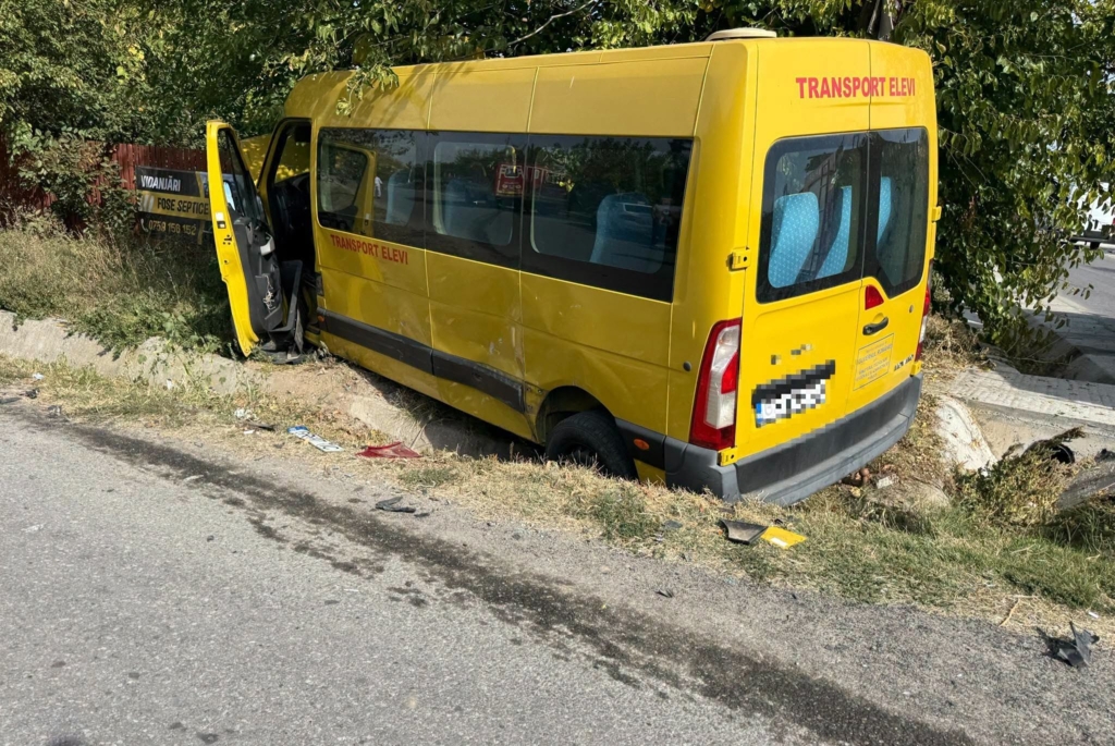 Accident violent în Giurgiu: Un microbuz școlar a fost proiectat de pe drum, lovind un copil