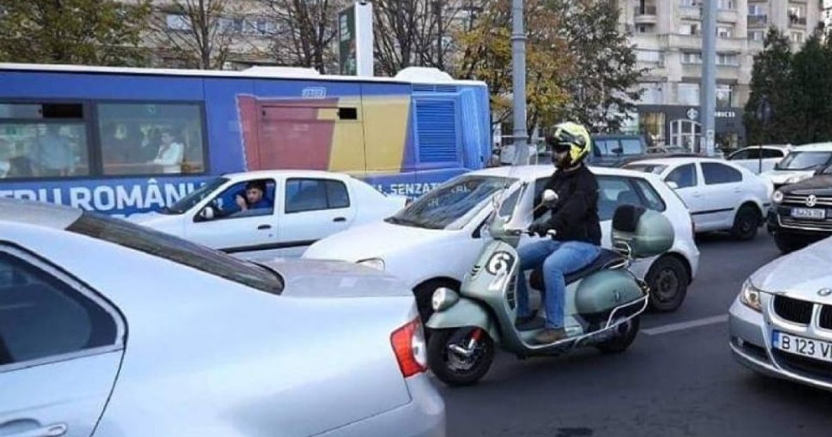 Se schimbă regulile de circulație: motocicliștii vor putea trece printre mașini la semafor