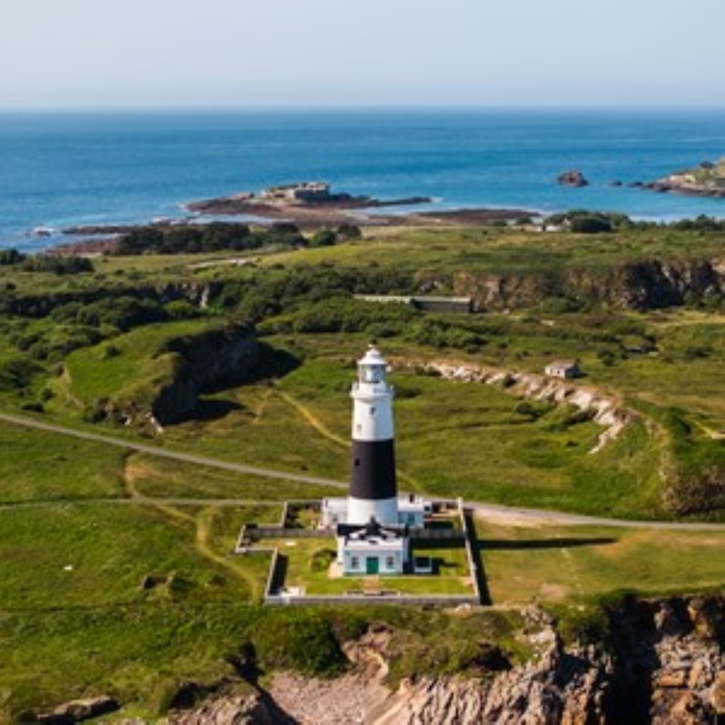 Explozie de turism în Guernsey: Numărul turiștilor care vin cu avionul a depășit populația insulei