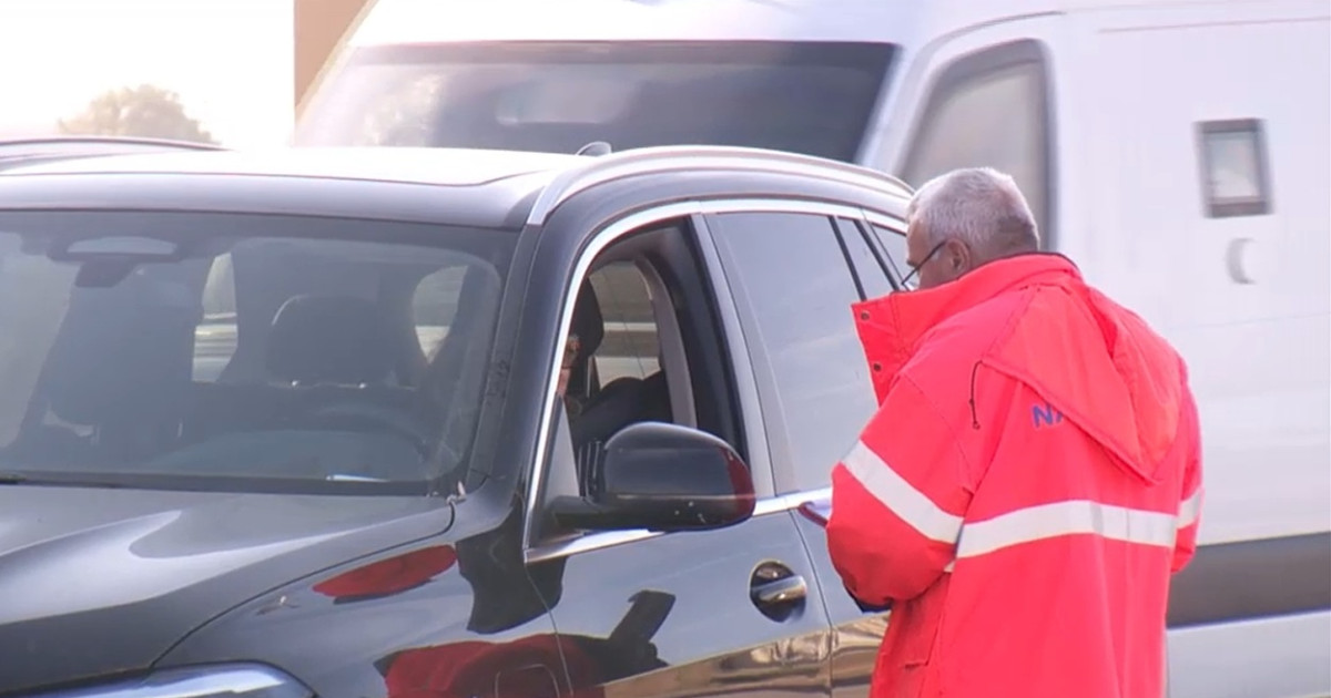 Șoferii sunt opriți pe autostrăzi pentru chestionare de trafic. O întrebare despre venituri îi deranjează