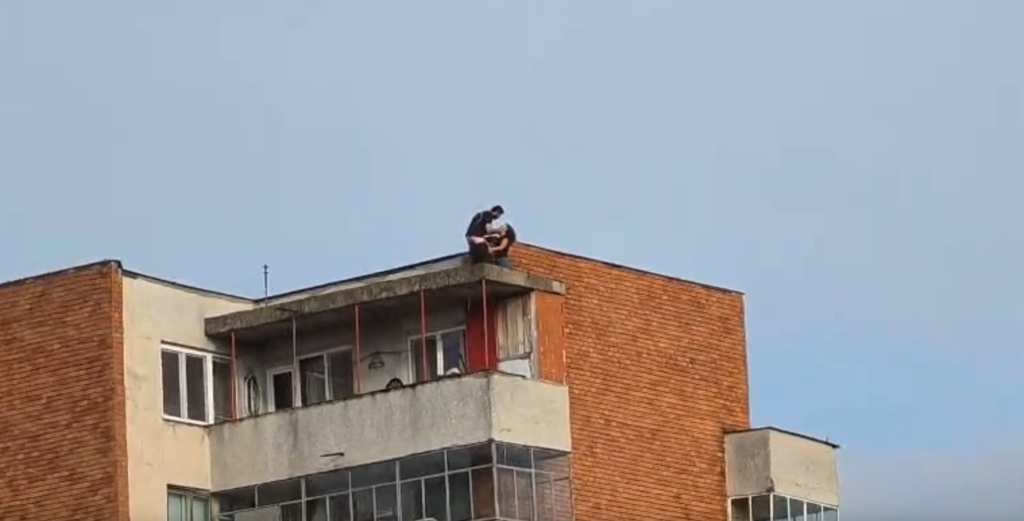 Un cuplu din Oradea a fost surprins în acte sexuale pe acoperișul unui bloc, în văzul trecătorilor