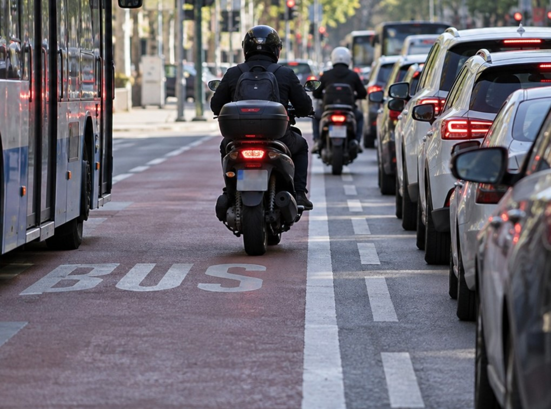 Se schimbă regulile de circulație pentru motocicliști: acces pe benzile de autobuz și noi reguli de deplasare