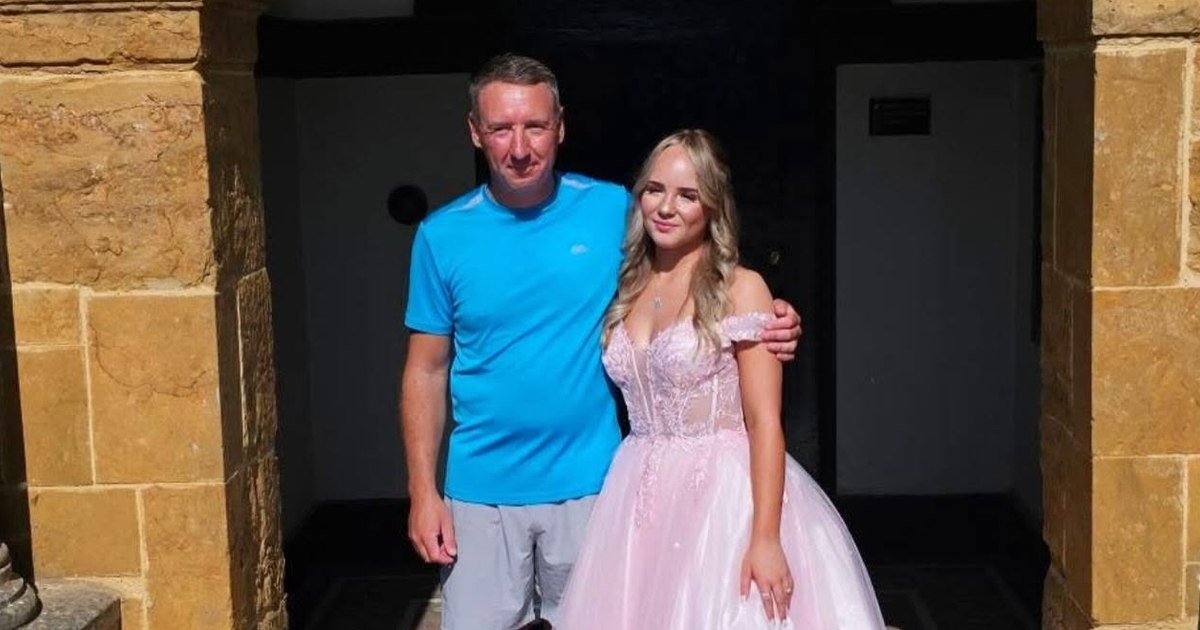 O familie din Anglia și-a vândut casa pentru a călători permanent cu cele două fiice
