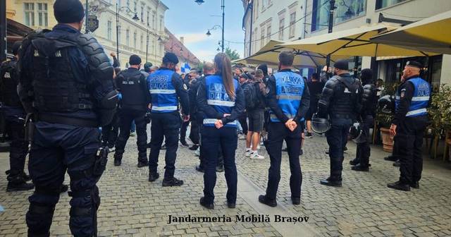 Conflict între suporterii Steaua București și Politehnica Timișoara în Sibiu: jandarmii au folosit gaze lacrimogene