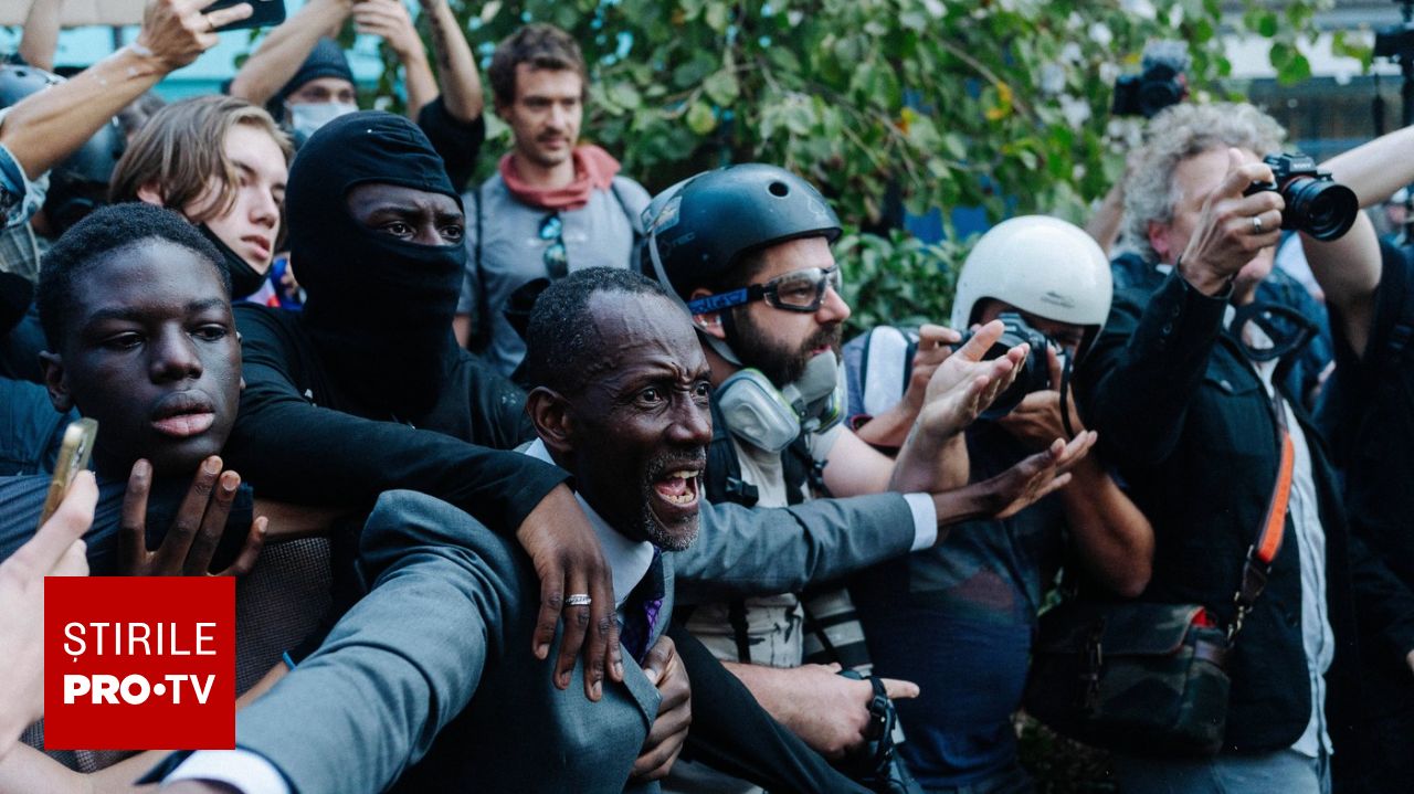 Primarul din Saint-Denis a intervenit între poliție și liceeni în timpul protestelor violente de la Paris