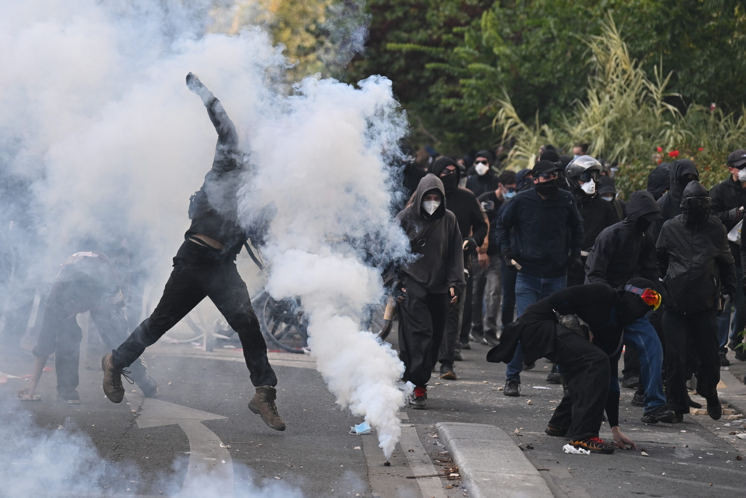 Proteste violente la Paris: Poliția a folosit gaze lacrimogene pentru a dispersa manifestanții