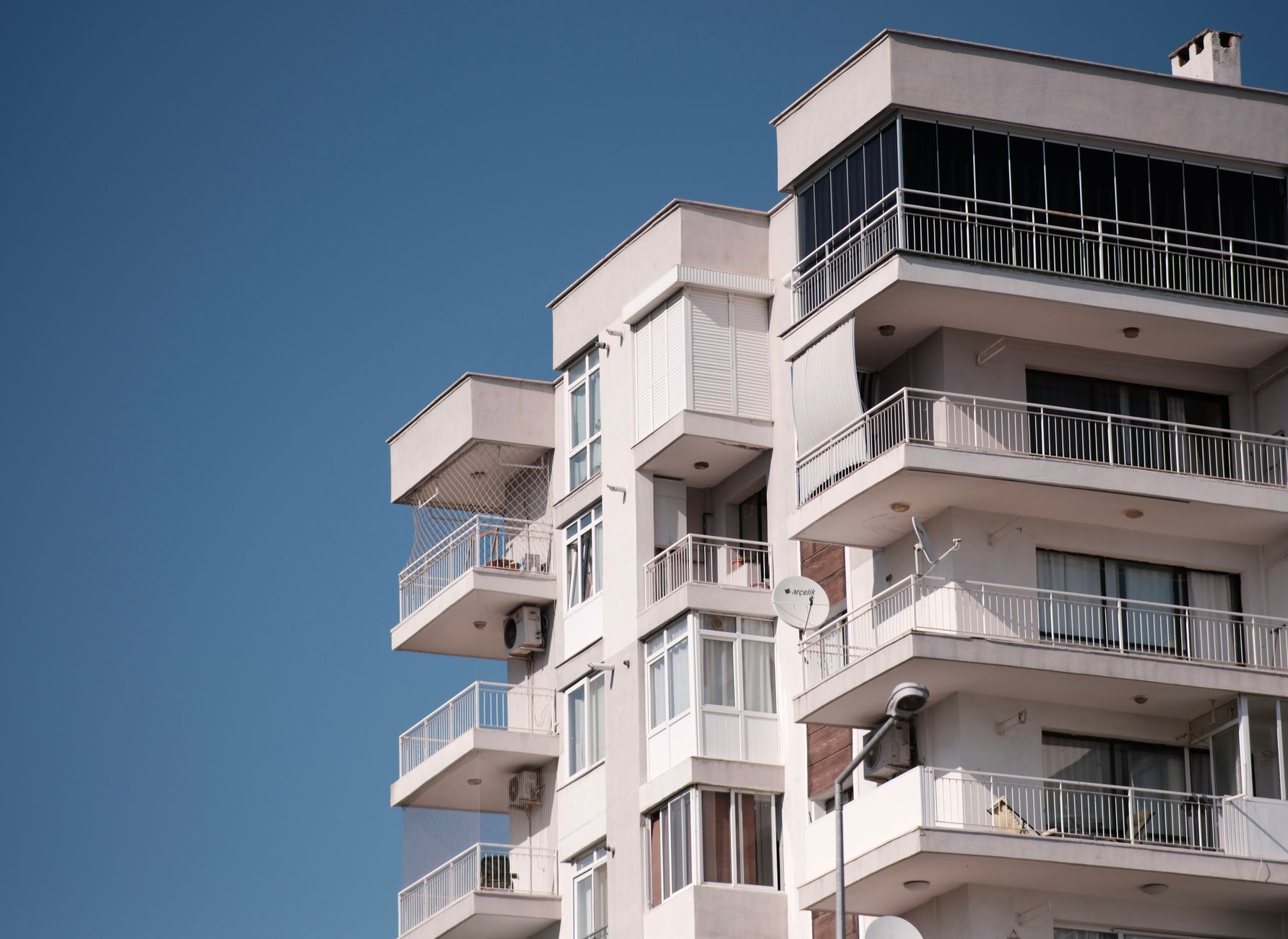 Primul lift exterior de la un bloc vechi din Sectorul 2. Cum funcționează legea „Lift pentru viață”