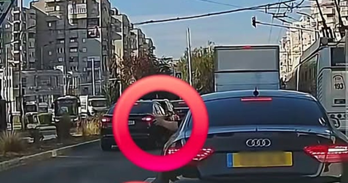 Șofer filmat aruncând resturile din scrumieră pe geamul mașinii în timp ce circula pe un drum public