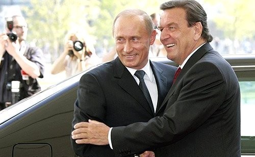 Fostul cancelar german Gerhard Schröder a participat la sărbătorirea aniversării lui Vladimir Putin