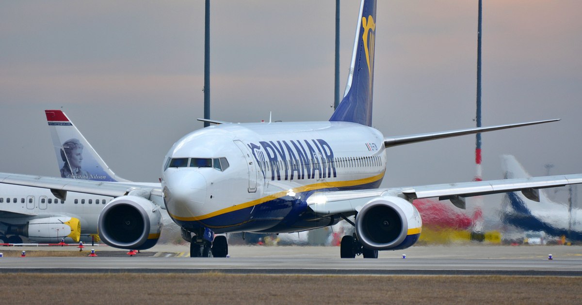 Pasageră Ryanair arestată după ce a ignorat avertismentele pilotului și a folosit țigara electronică în zbor