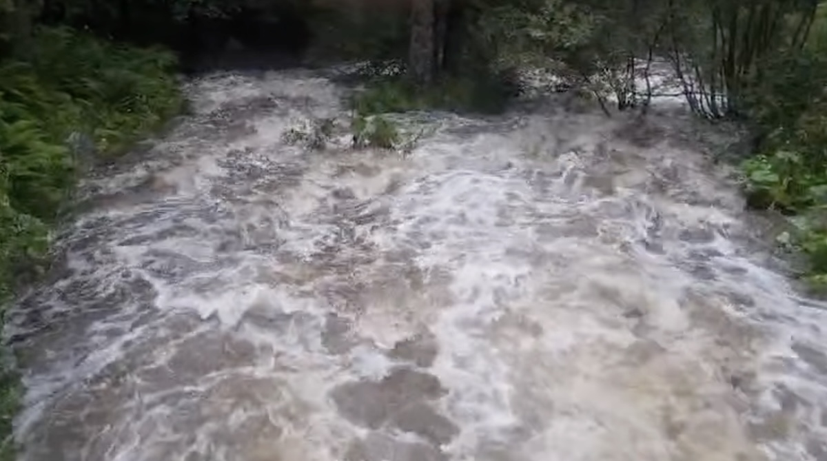 Inundații devastatoare în Albania și Muntenegru: un mort și sute de locuințe afectate de ploi torențiale