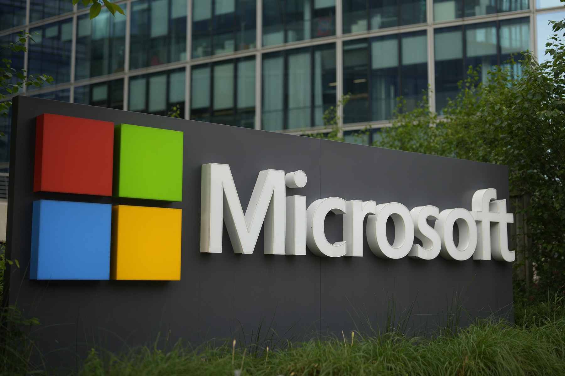 Administrația Trump suspendă accesul Microsoft la permise de ședere permanentă pentru angajații din SUA