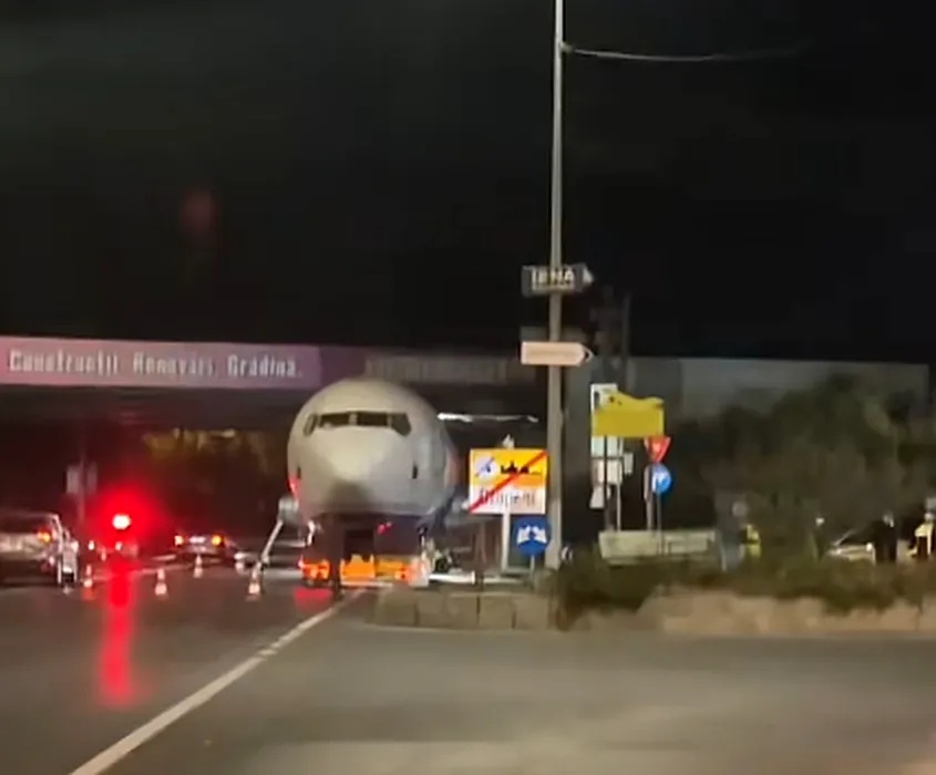 Avion de pasageri blocat sub un pod în zona Balotești în timpul transportului spre Voluntari