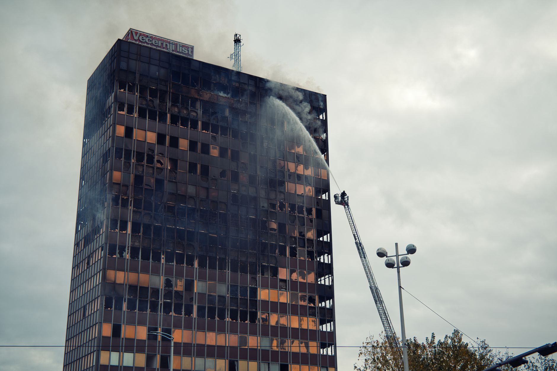Doi bărbați salvați de la etajul 15 al unui zgârie-nori din Londra după defectarea unei platforme