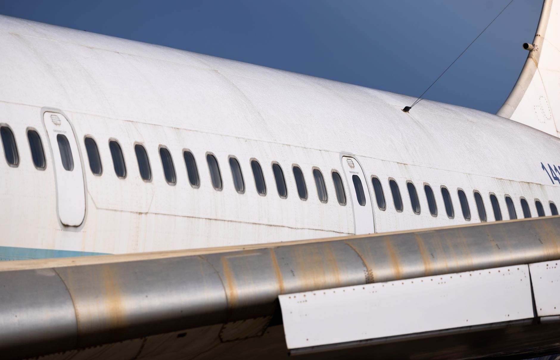 Un avion transportat pe platformă s-a blocat sub un pod de cale ferată pe DN1, în zona Balotești