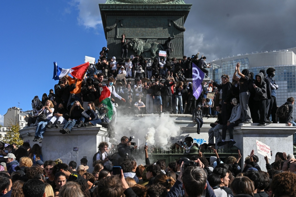 Proteste masive în Franța: Elevii cer investiții urgente, guvernul promite suplimentarea profesorilor