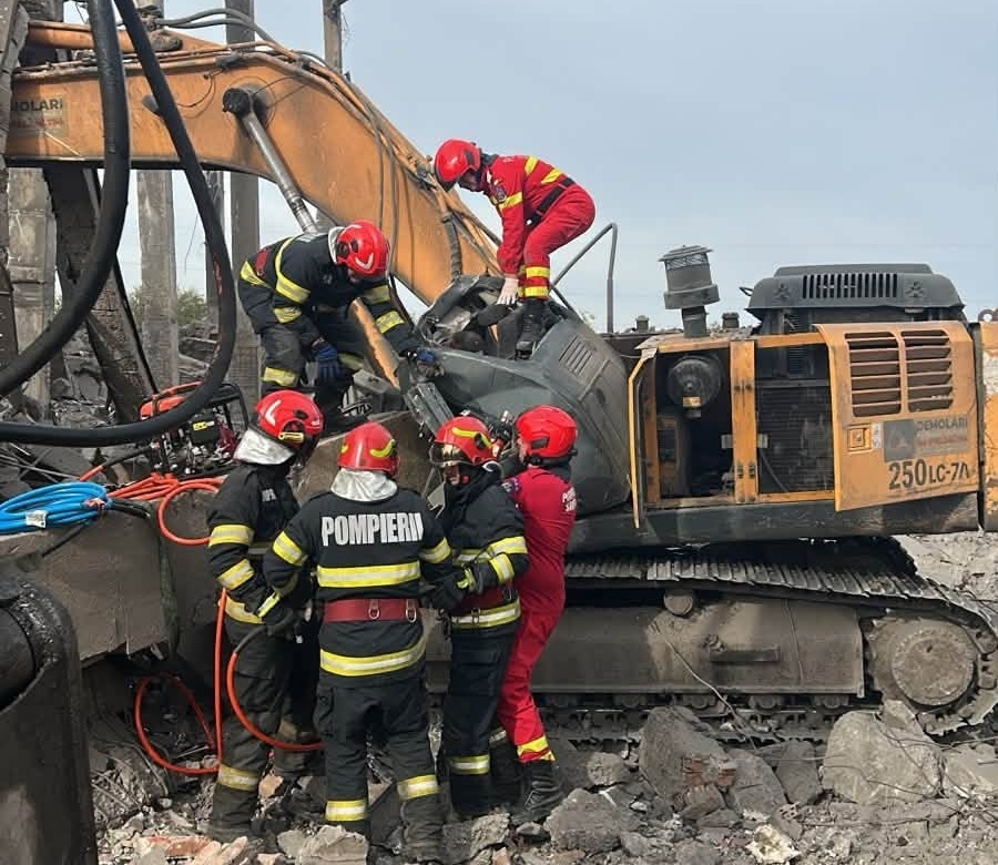 Tragedie pe un șantier din Dolj: Un operator de excavator a murit după ce o grindă de beton i-a strivit utilajul
