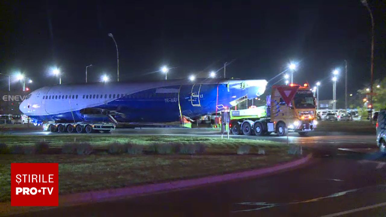 Un avion de pasageri a rămas blocat sub un pod de pe DN1 în timpul unui transport special