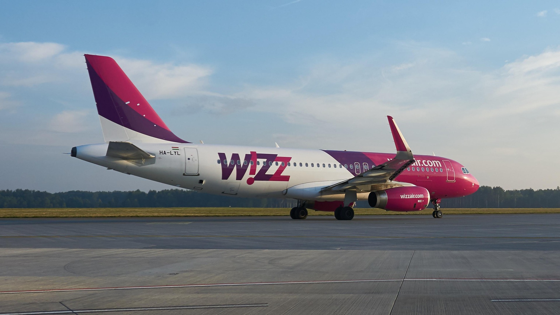 Aterizare de urgență la Otopeni după ce un avion Wizz Air ar fi lovit un stol de păsări