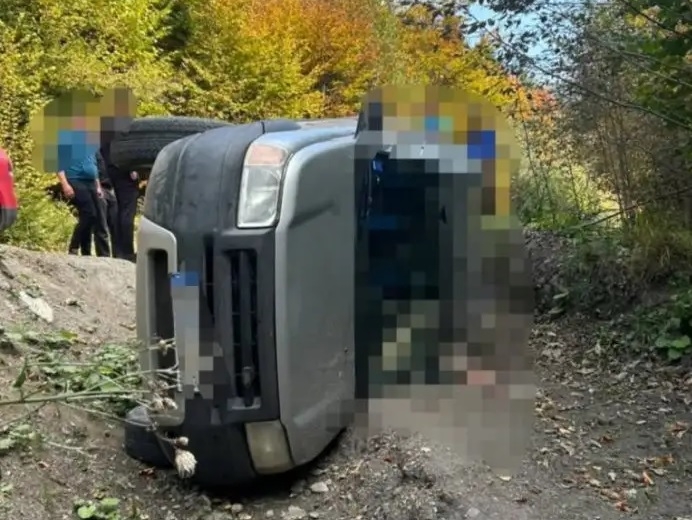 Tragedie în Săcele: Doi pensionari găsiți morți într-o mașină prăbușită într-o râpă