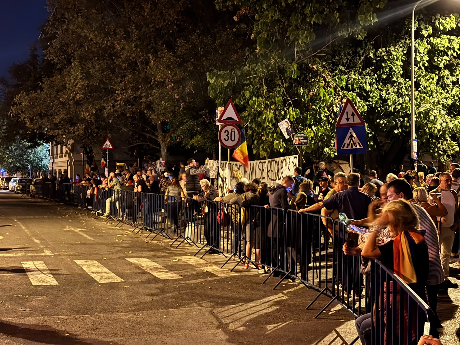 A unsprezecea noapte de proteste în fața Arestului Central, unde este închis Călin Georgescu
