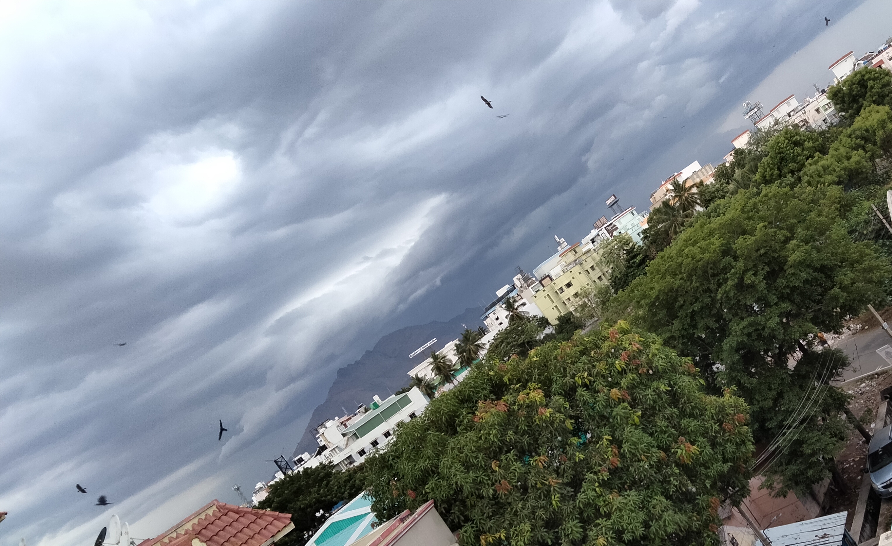 Avertisment meteorologic: Ploi în toată țara, ninsori la munte și rafale de vânt puternice