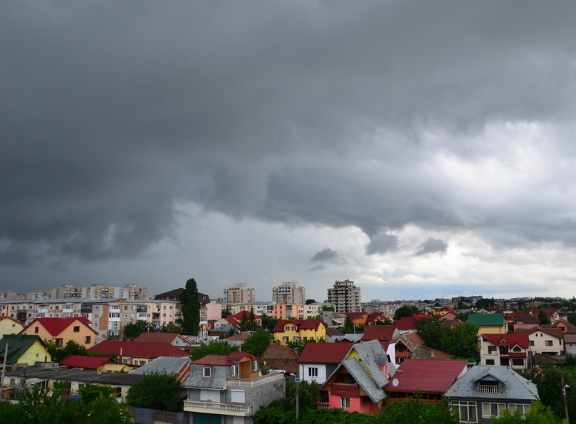 Vremea se schimbă radical în București: de la caniculă la ploi abundente și temperaturi scăzute